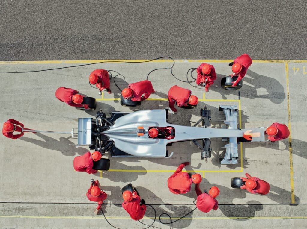 Formel 1 team der arbejder i  pit stop