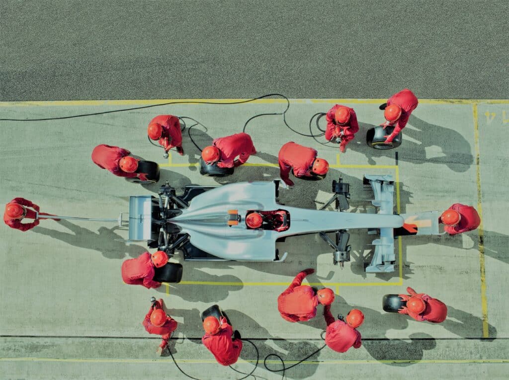 Formel 1 team arbejder i pit stop