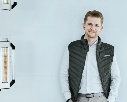 Grundlægger af Carbucks, Bjarke Marcell, på sit moderne autoværksted.