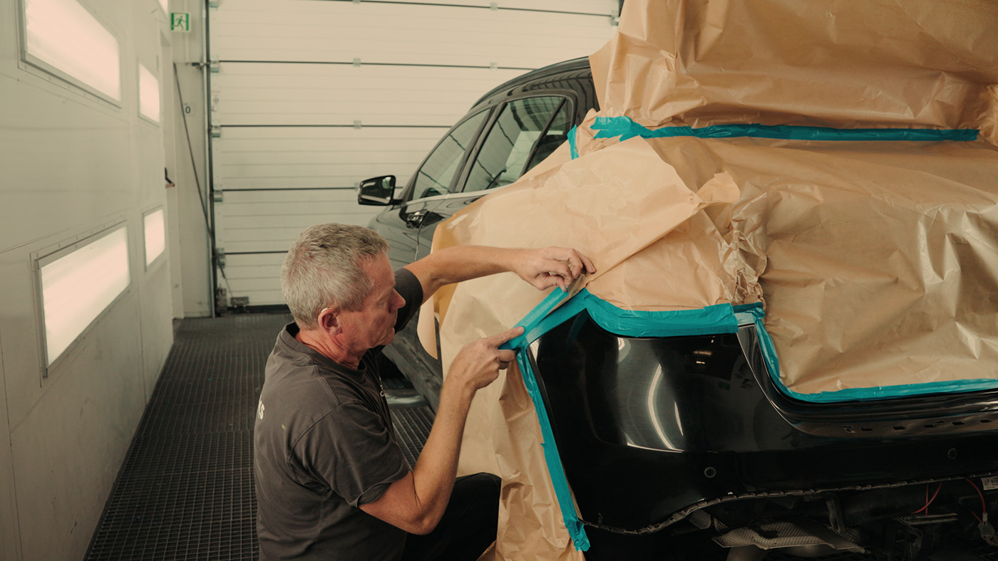 Tekniker fra Carbucks afdækker bilens kofanger før lakreparation