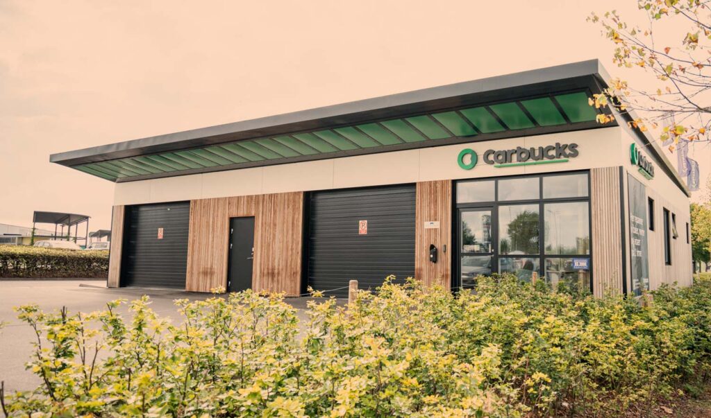 Carbucks værksted med facade og indgang til bilreparation