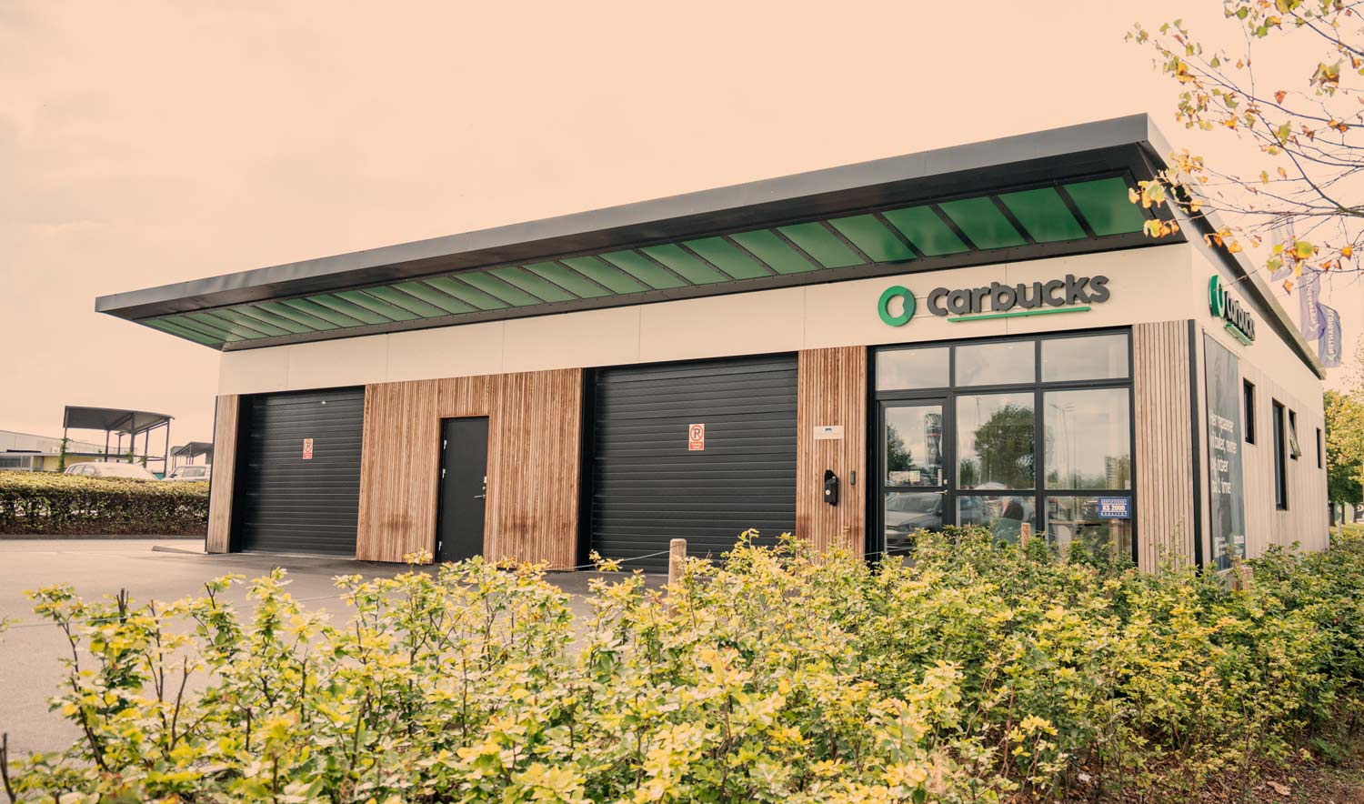 Carbucks værksted med facade og indgang til bilreparation