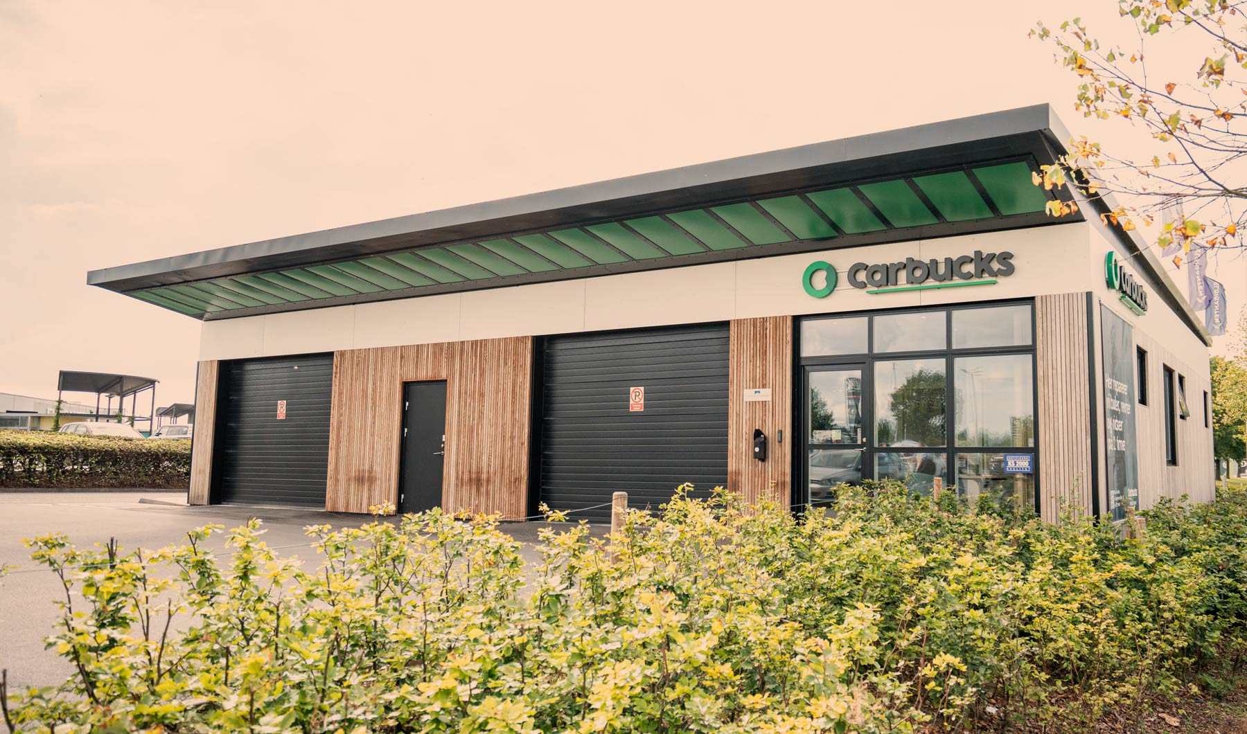 Carbucks værksted med facade og indgang til bilreparation