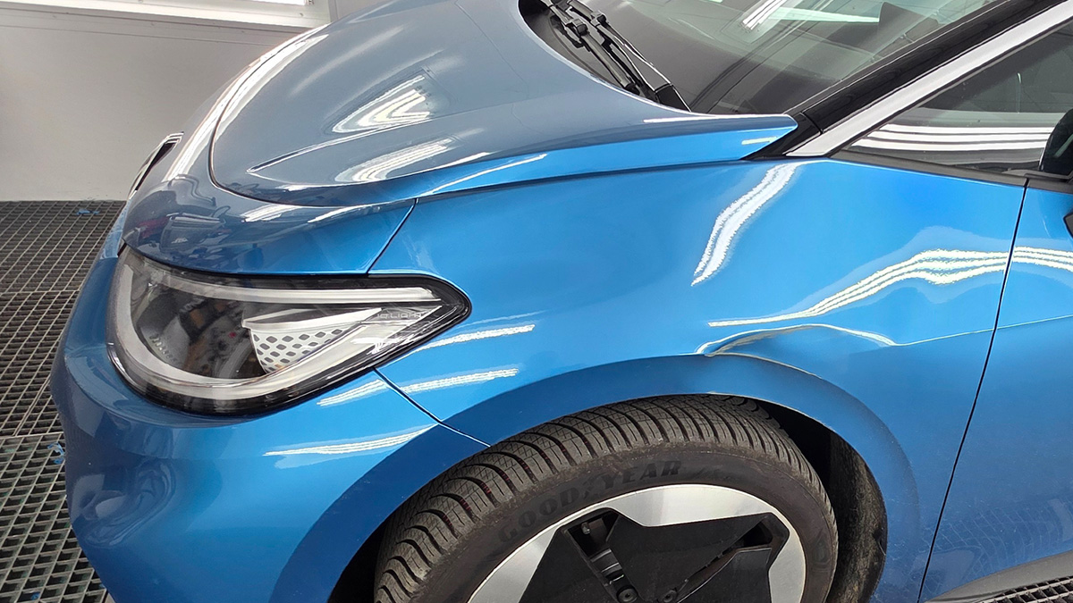 Bule og ridser på bilens forskærm før reparation hos Carbucks