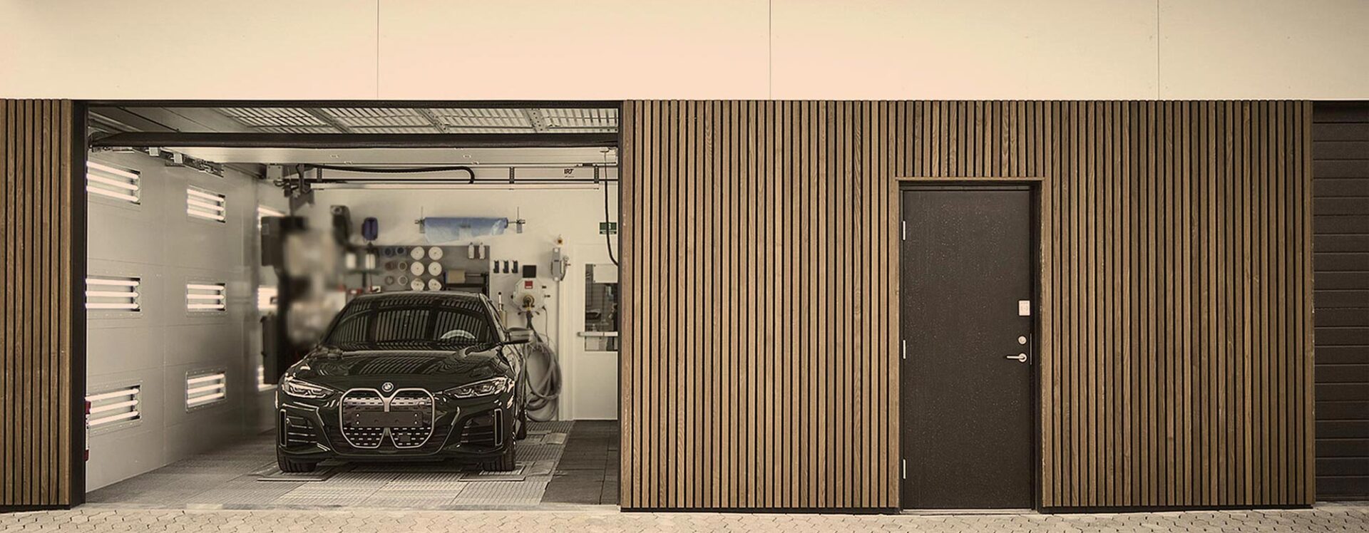 Bil i moderne værkstedsboks hos Carbucks klar til reparation