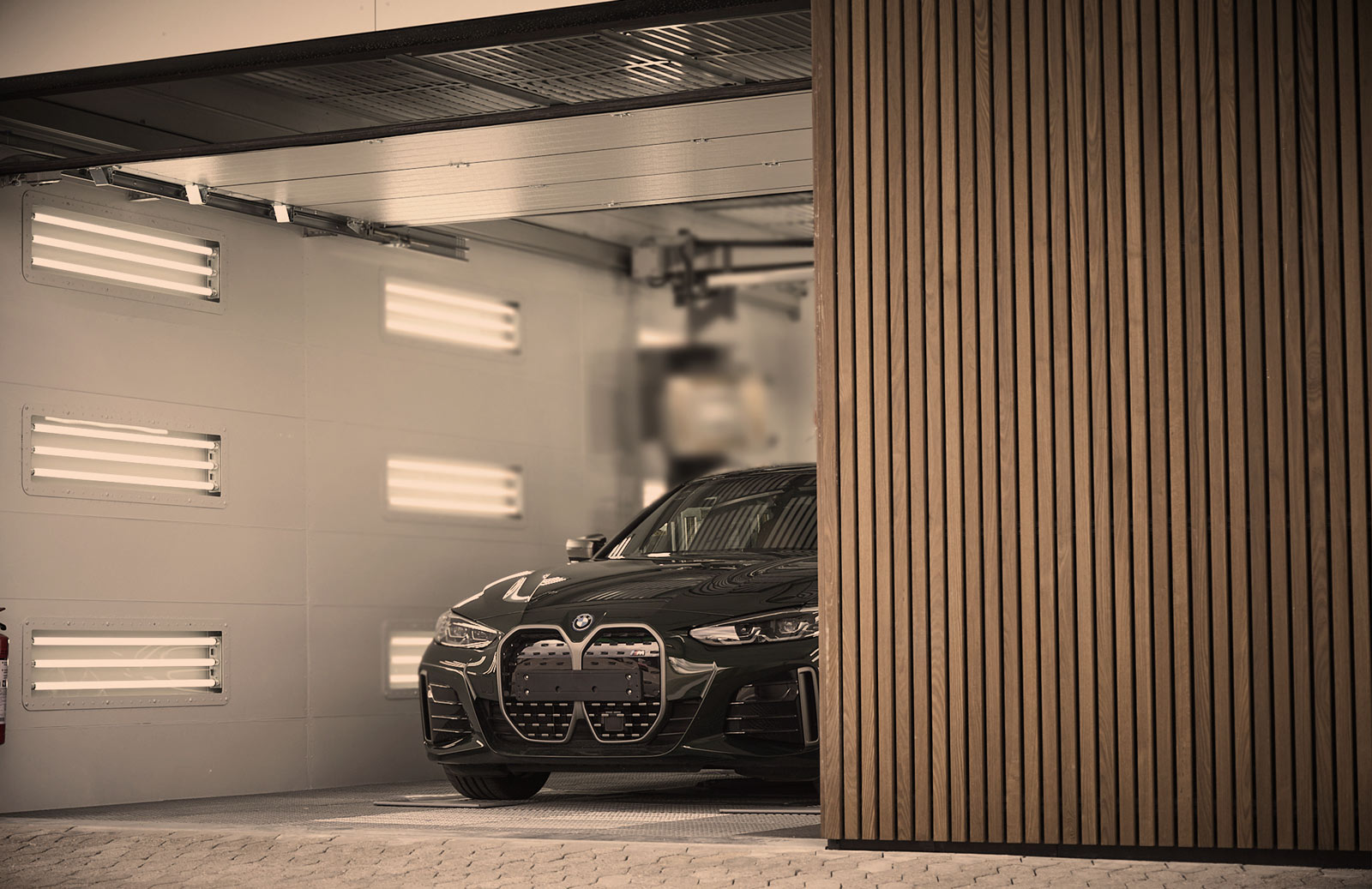 Bil i moderne værkstedsboks hos Carbucks klar til reparation