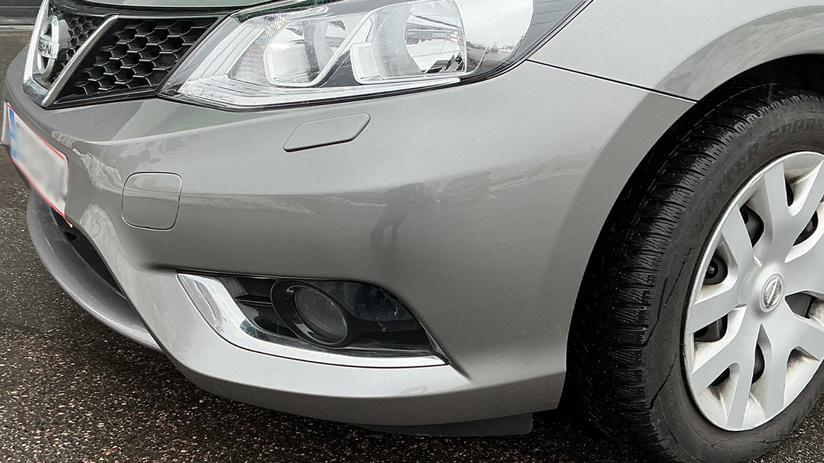 Ridse og skade på bilens kofanger efter reparation hos Carbucks