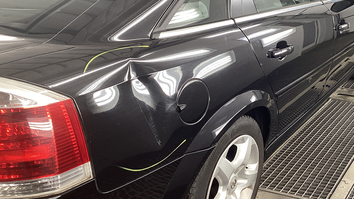 Bule og ridser på bilens kofanger før reparation hos Carbucks
